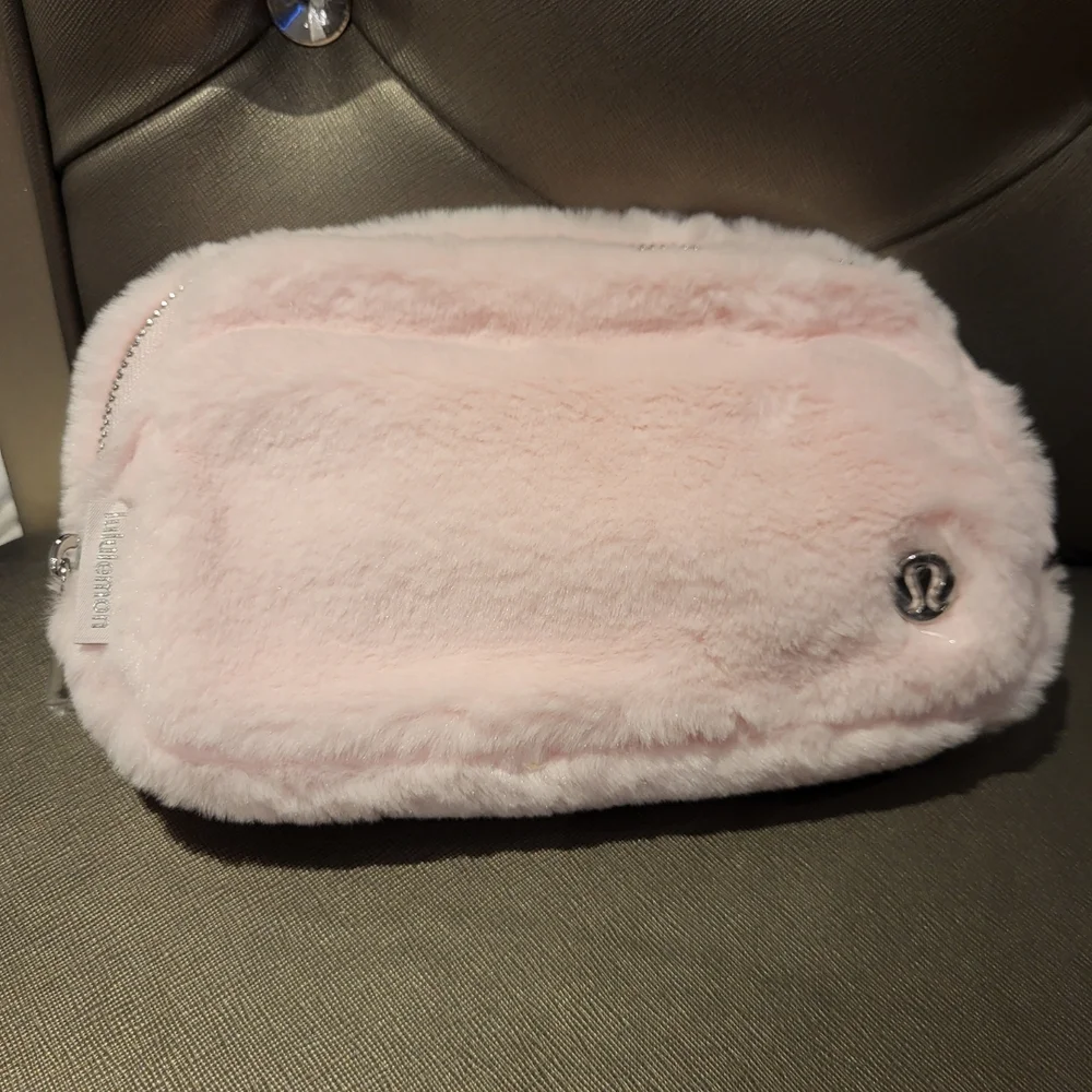 Lululemon Everywhere Belt Bag Plush Strawberry Milkshake - Picture 3 of 12